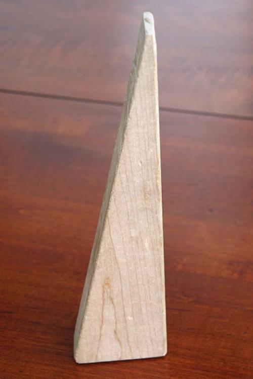 Мелочи для кухни своими руками. Иде.  Подставка для планшета из разделочной доски