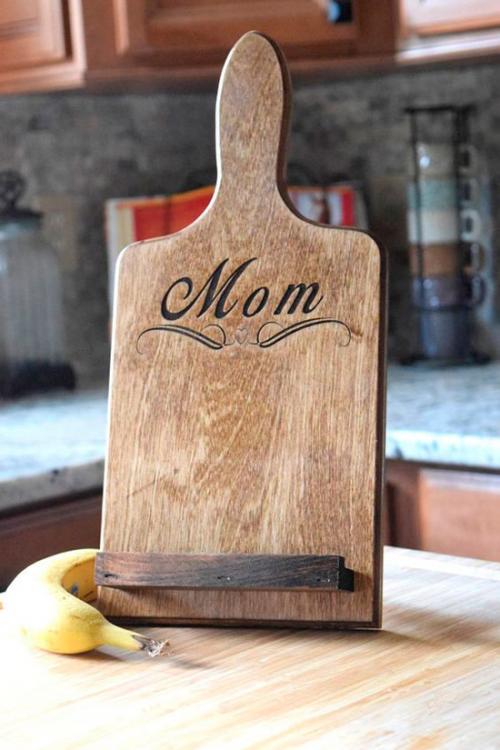 Мелочи для кухни своими руками. Иде.  Подставка для планшета из разделочной доски