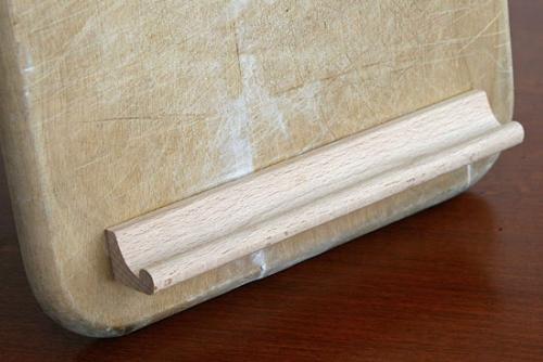 Мелочи для кухни своими руками. Иде.  Подставка для планшета из разделочной доски