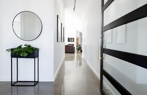 Светло коричневый пол в интерьере. Подбор цвета пола в квартире