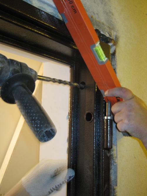 Вторая дверь после железной. Монтаж конструкции