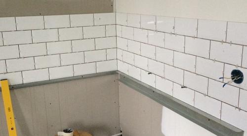 Укладка плитки кабанчик внутренний угол. Процесс работы