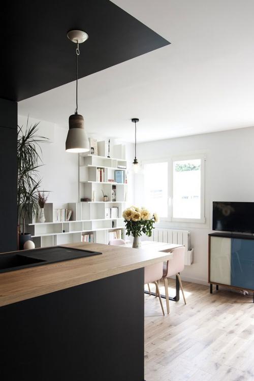 Черная кухня «сделала» интерьер квартиры в Париже 05