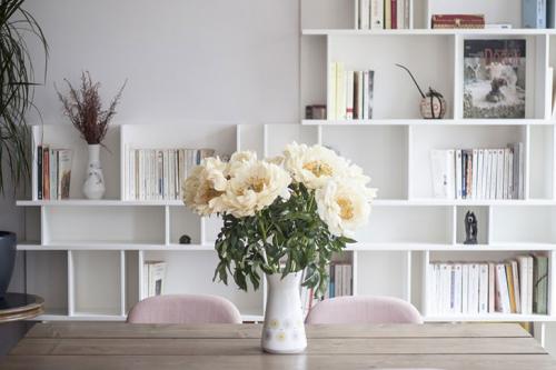 Черная кухня «сделала» интерьер квартиры в Париже 11