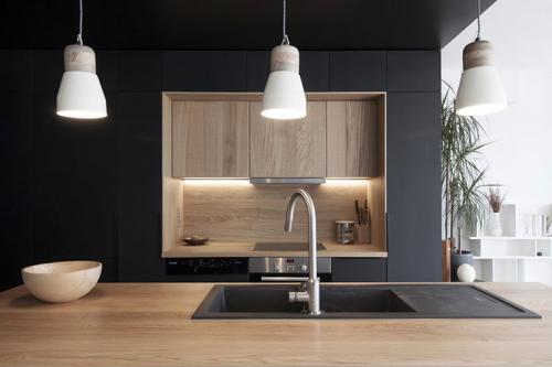 Черная кухня «сделала» интерьер квартиры в Париже 07