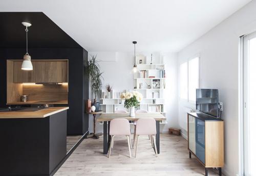 Черная кухня «сделала» интерьер квартиры в Париже 03