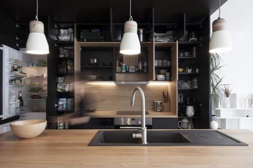 Черная кухня «сделала» интерьер квартиры в Париже 08