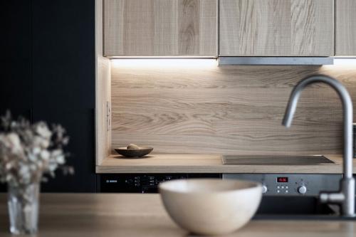 Черная кухня «сделала» интерьер квартиры в Париже 09