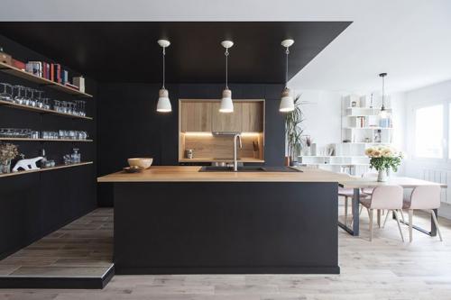 Черная кухня «сделала» интерьер квартиры в Париже 01