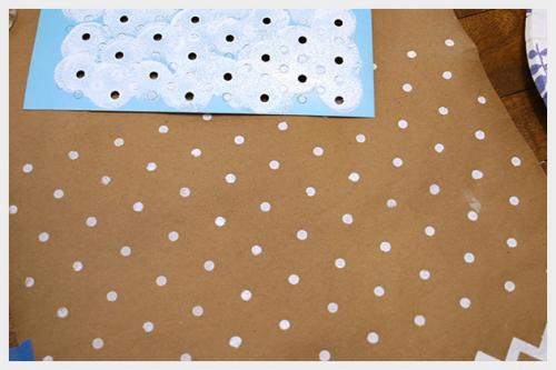 Как красиво упаковать подарок из подручных средств. Упаковка подарка за 15 минут из подручных средств. Очень красиво!