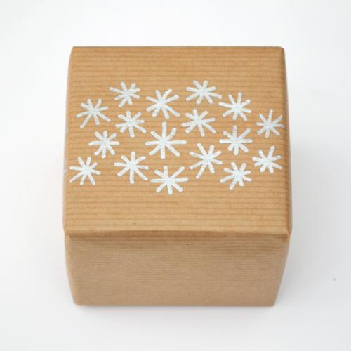 Как красиво упаковать подарок из подручных средств. Упаковка подарка за 15 минут из подручных средств. Очень красиво!