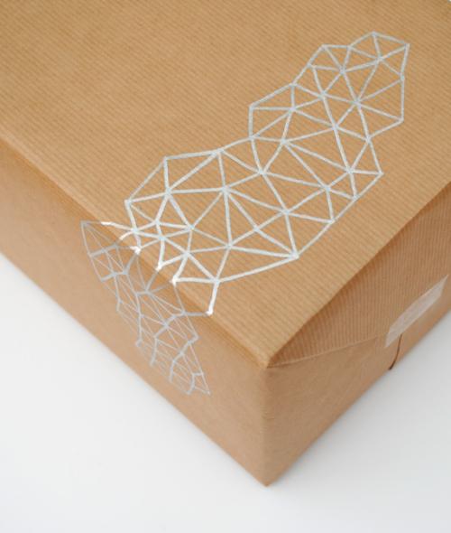 Как красиво упаковать подарок из подручных средств. Упаковка подарка за 15 минут из подручных средств. Очень красиво!