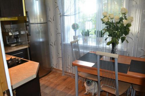 Стол для маленькой кухни в хрущевке. Выбор обеденного стола и стульев