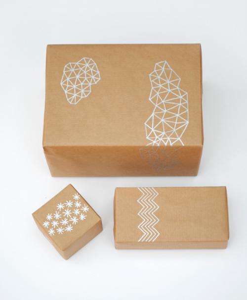 Как красиво упаковать подарок из подручных средств. Упаковка подарка за 15 минут из подручных средств. Очень красиво!