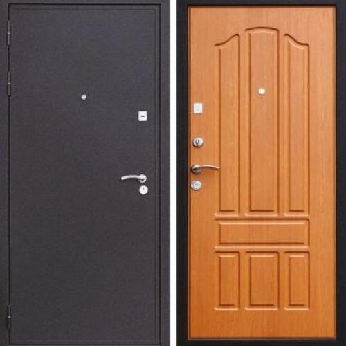 Дверь входная в интерьере. Виды деревянных дверей для квартиры 02