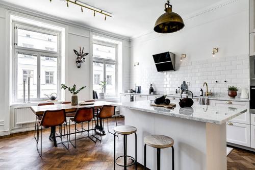 Белая квартира с черными акцентами в Стокгольме (107 кв. м) 03