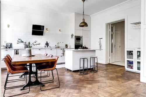 Белая квартира с черными акцентами в Стокгольме (107 кв. м) 09