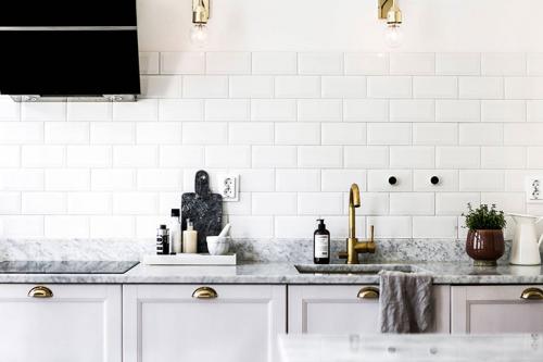 Белая квартира с черными акцентами в Стокгольме (107 кв. м) 08