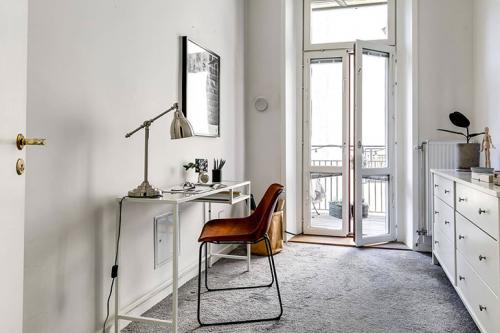 Белая квартира с черными акцентами в Стокгольме (107 кв. м) 14