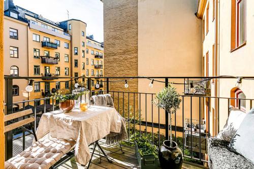 Белая квартира с черными акцентами в Стокгольме (107 кв. м) 06