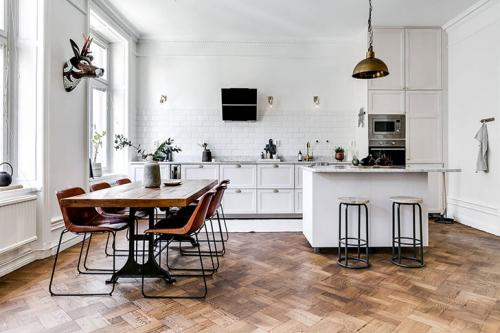 Белая квартира с черными акцентами в Стокгольме (107 кв. м) 02