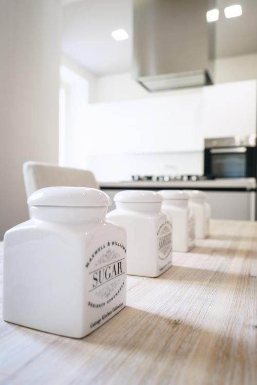 Белые квартиры. Маленькая белая квартира с оригинальным сочетанием стилей, Рим, Италия