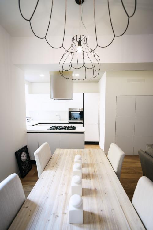 Белые квартиры. Маленькая белая квартира с оригинальным сочетанием стилей, Рим, Италия