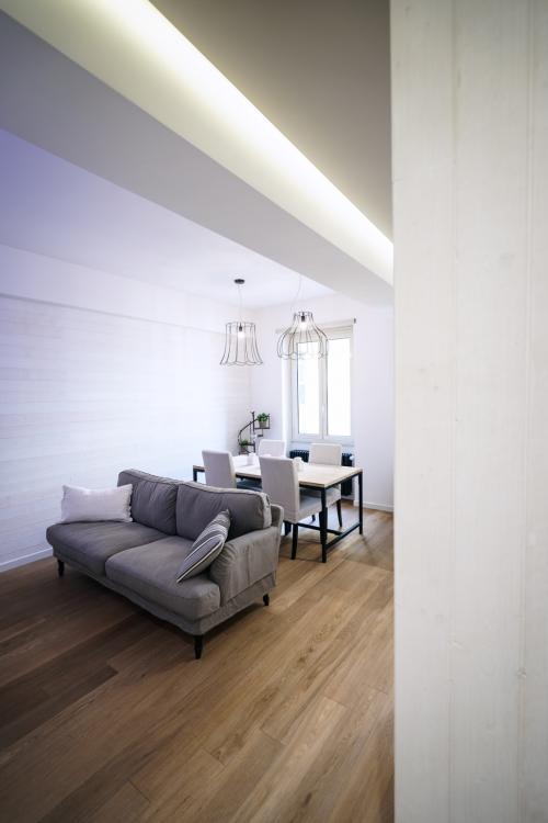 Белые квартиры. Маленькая белая квартира с оригинальным сочетанием стилей, Рим, Италия