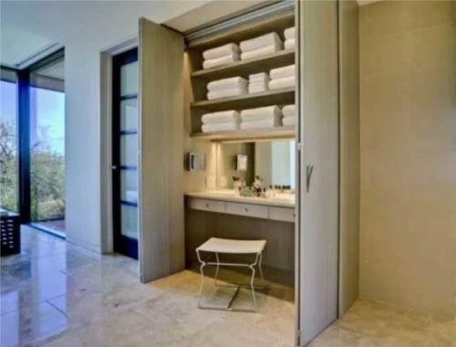 Подвесной туалетный столик. Где поставить + необычные модели для маленьких помещений