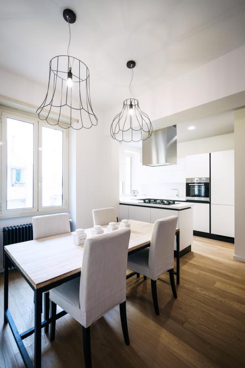 Белые квартиры. Маленькая белая квартира с оригинальным сочетанием стилей, Рим, Италия