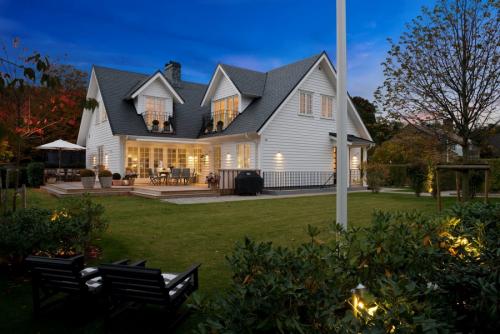 Скандинавский дом с панорамными окнами. Оформляем фасад