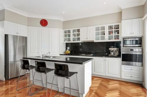 Чем застелить пол на кухне. Какие полы на кухне лучше: обзор вариантов