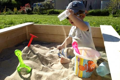 Закрытая песочница своими руками. Песочница своими руками — лучшие идеи, материалы, самые простые чертежи и схемы (80 фото)