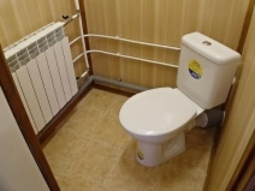 Отделка стен в туалете. Варианты отделки туалета: отделка плиткой, обоями, панелями, фото 02