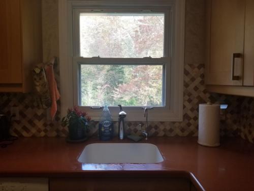 Мойка у окна в частном доме. Раковина у окна: все за и против