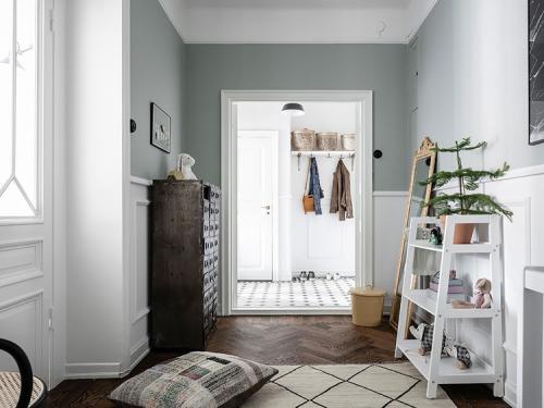 Бело-синий интерьер скандинавской квартиры (89 кв. м) 25