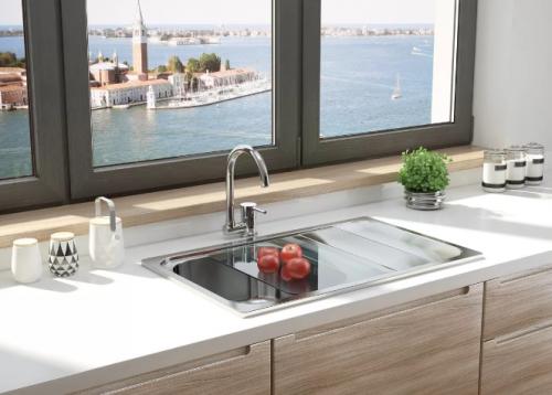 Мойка у окна в маленькой кухне. Мойка у кухонного окна