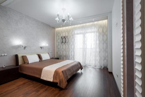 Мебель светлая, какие обои выбрать. Темные обои 07