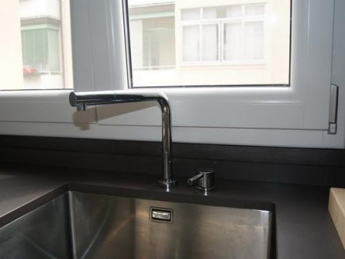 Если мойка у окна где сушка для посуды. 