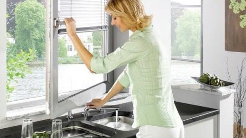 Если мойка у окна где сушка для посуды. 