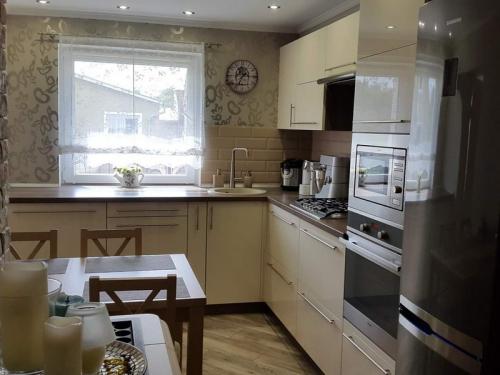 Мойка у окна в маленькой кухне. Мойка у кухонного окна