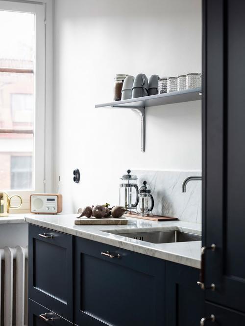 Бело-синий интерьер скандинавской квартиры (89 кв. м) 04