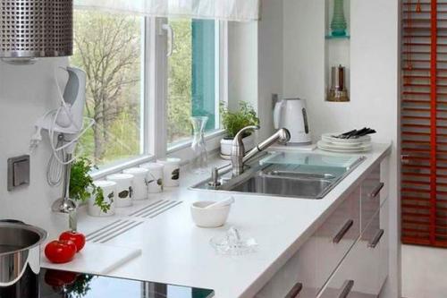 Если мойка у окна где сушка для посуды. 