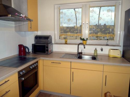 Мойка у окна в маленькой кухне. Мойка у кухонного окна