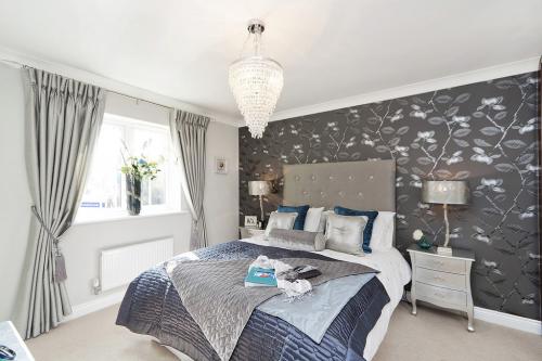 Мебель светлая, какие обои выбрать. Темные обои 08