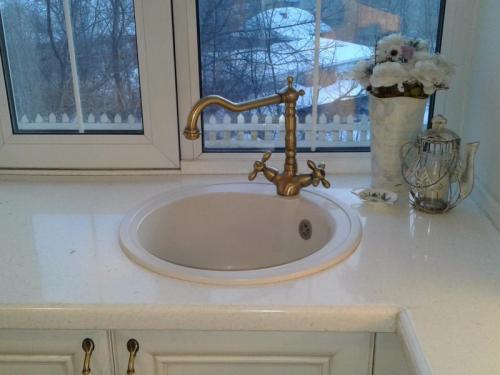 Мойка у окна в маленькой кухне. Мойка у кухонного окна