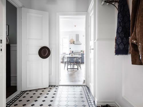 Бело-синий интерьер скандинавской квартиры (89 кв. м) 26