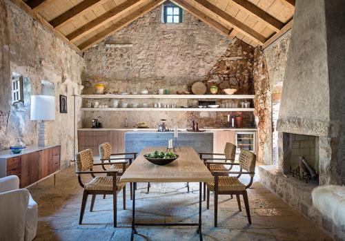 Каменный дом 15 века с видом на море 04