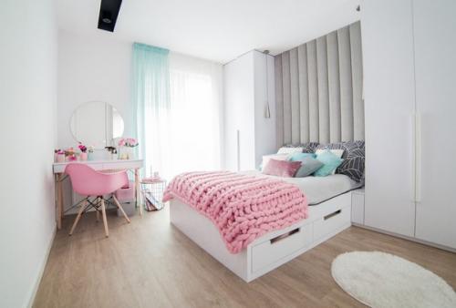 Шторы и покрывало одного цвета.  В цвет штор