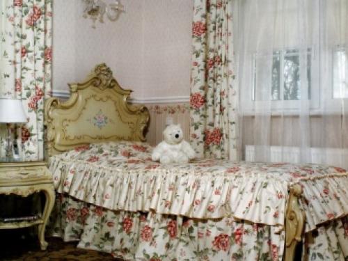 Покрывало на кровать в спальню и шторы. Разновидности 05